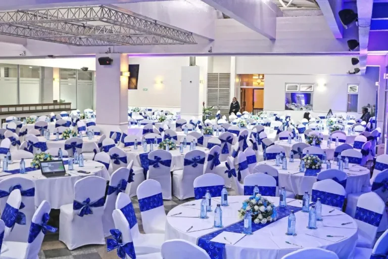 Configuración del salón de eventos en Maanzoni 680 Hotel en Nairobi para ocasiones especiales