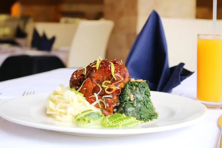 Delicioso plato gourmet servido en el Hotel Maanzoni 680 en Nairobi