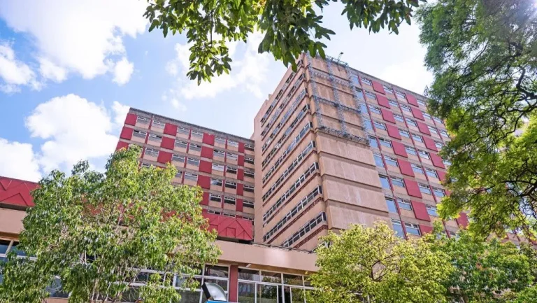 Vista exterior del Maanzoni 680 Hotel en Nairobi rodeado de vegetación