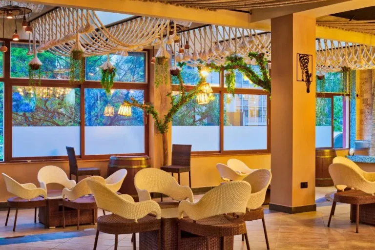 Área de descanso en el Hotel Maanzoni 680 en Nairobi con decoración moderna