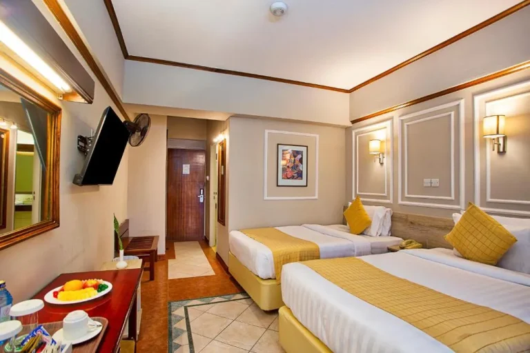 Habitación doble en Maanzoni 680 Hotel en Nairobi con decoración brillante