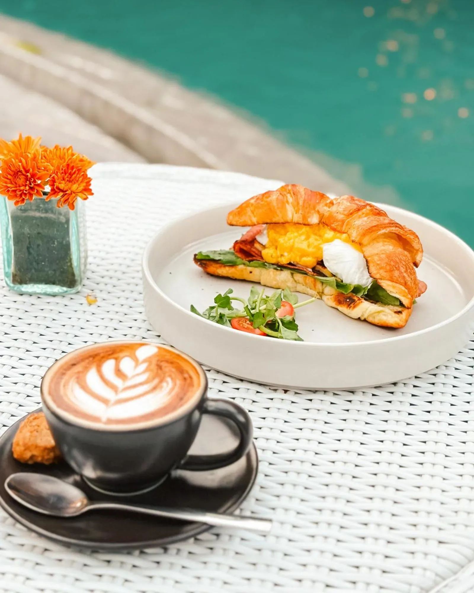 Maca Villas & Spa Bali petit-déjeuner avec croissant et café