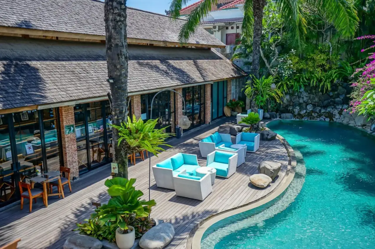 Maca Villas & Spa Bali zone de piscine avec sièges confortables