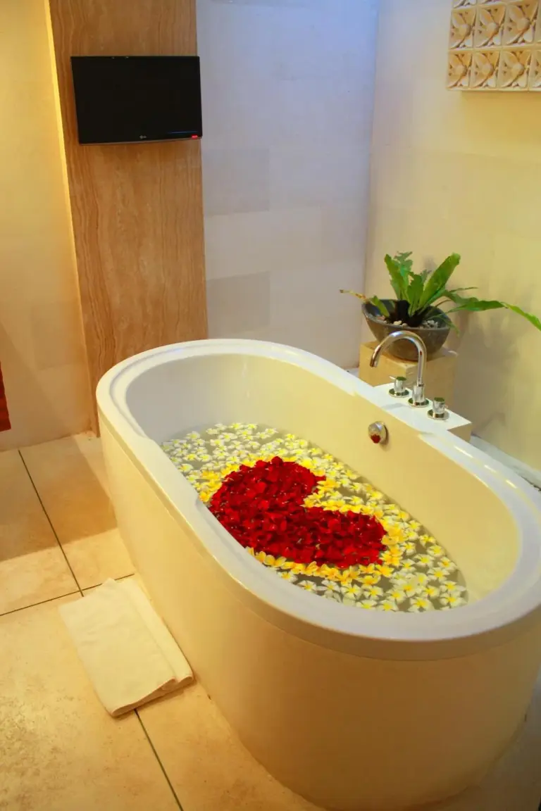Maca Villas & Spa Bali bain romantique avec pétales de fleurs