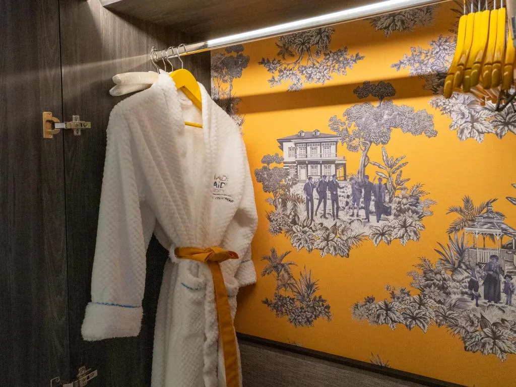 Peignoir dans le placard au Madi Paidi Bangkok, Autograph Collection