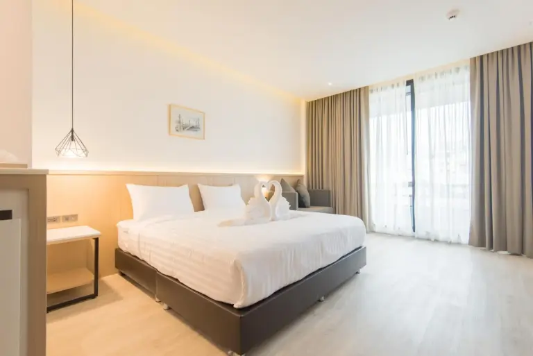 Vue de la suite élégante avec décoration moderne au Madison Bangkok Hotel