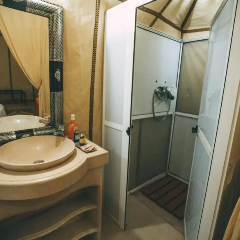 Instalaciones de ducha en Magic Luxury Camp en Merzouga