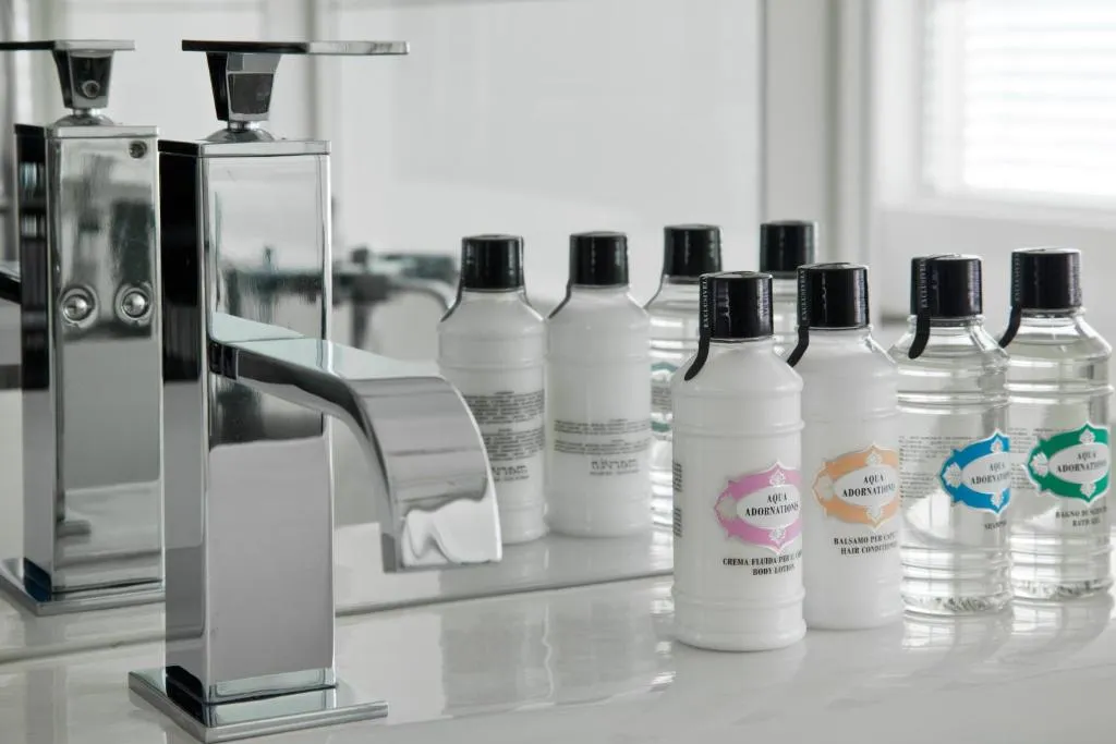 Badezimmerausstattung im Magna Pars l'Hotel à Parfum in Mailand