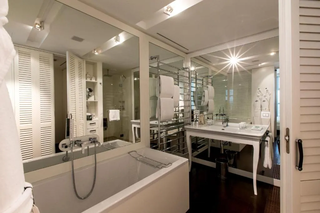 Luxusbadezimmer im Magna Pars l'Hotel à Parfum in Mailand