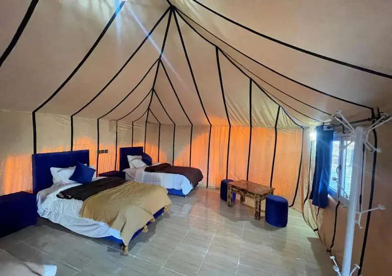Tienda espaciosa con luz natural en Magnificent Luxury Camp