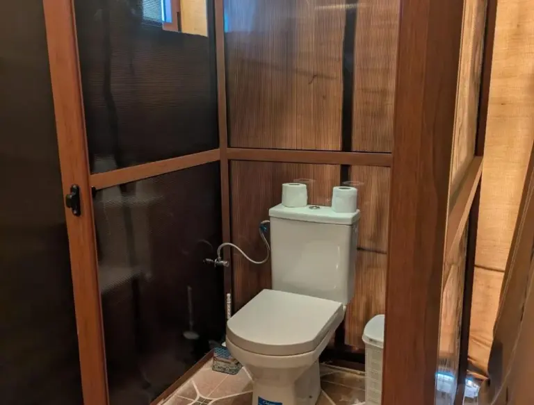 Privates Badezimmer im Magnifique Luxury Camp in Merzouga mit Toilette und abgetrenntem Waschbereich.