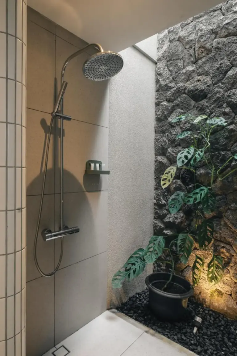Área de ducha en Mahitala Villa Bandung