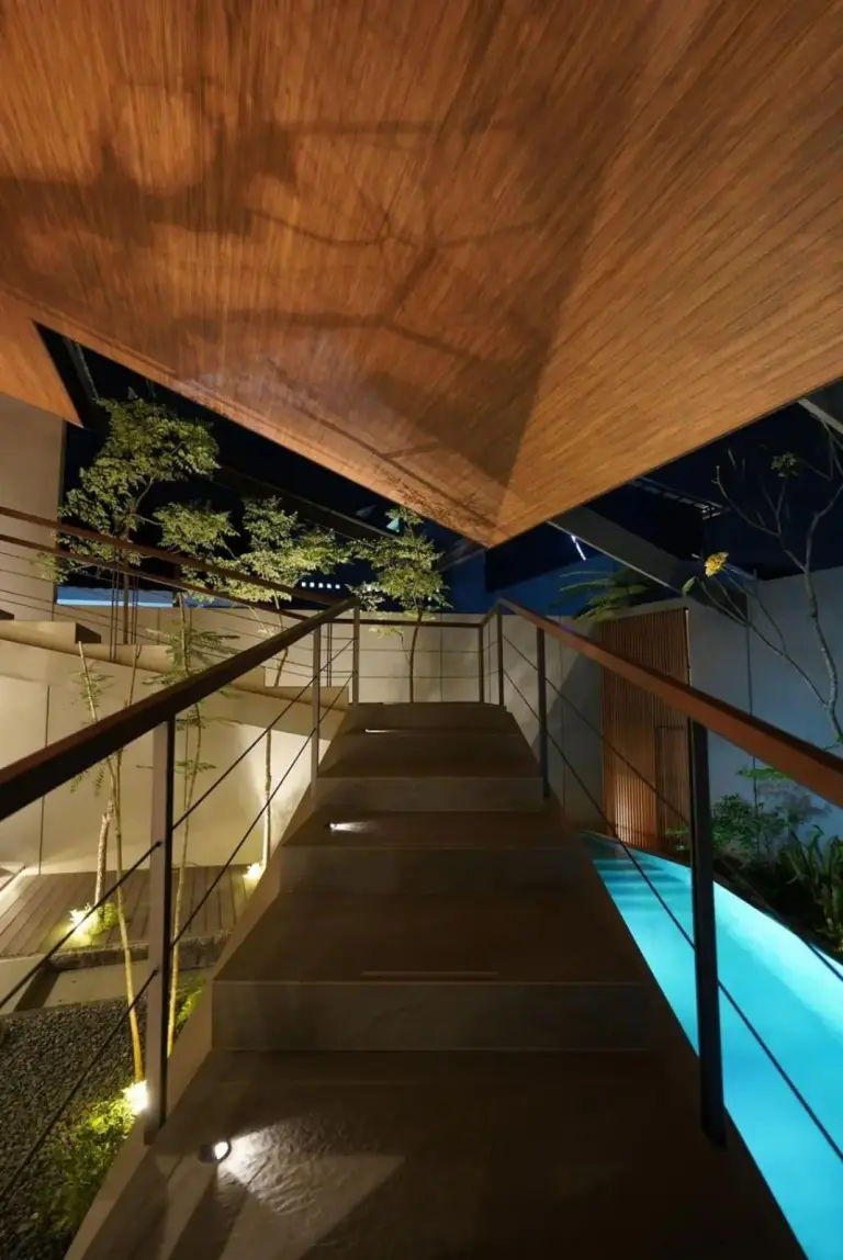 Escalera que conduce a la piscina en Mahitala Villa Bandung