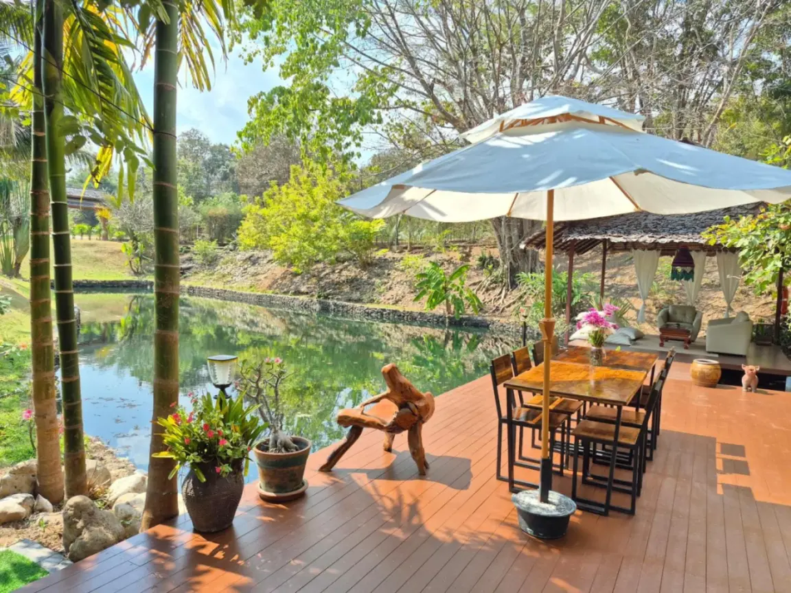 Zona de terraza exterior en Maia Residence Pai con montaje para comer
