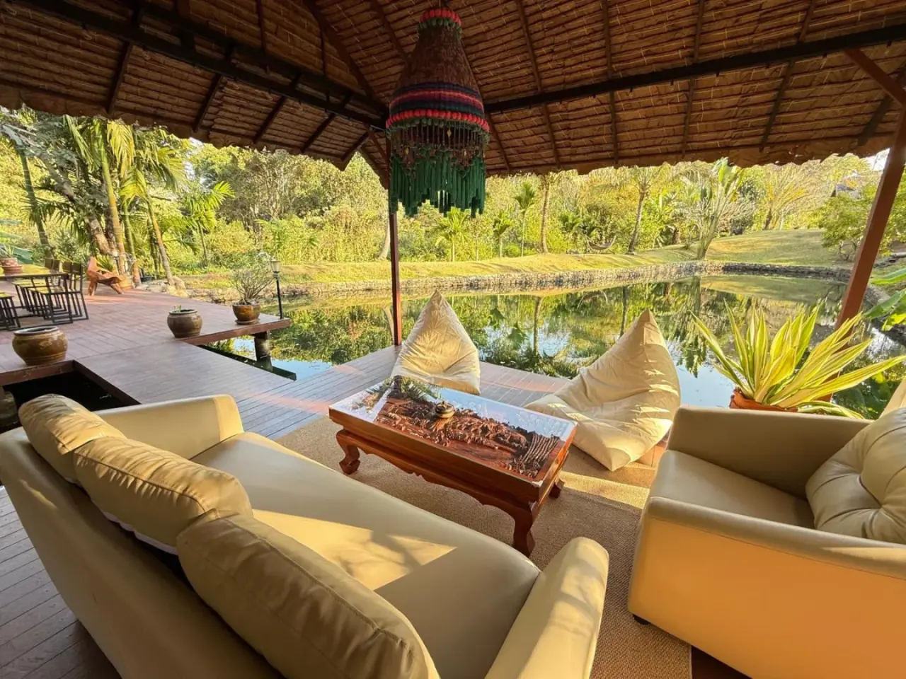 Zona de estar en Maia Residence Pai, con una vista serena de la naturaleza