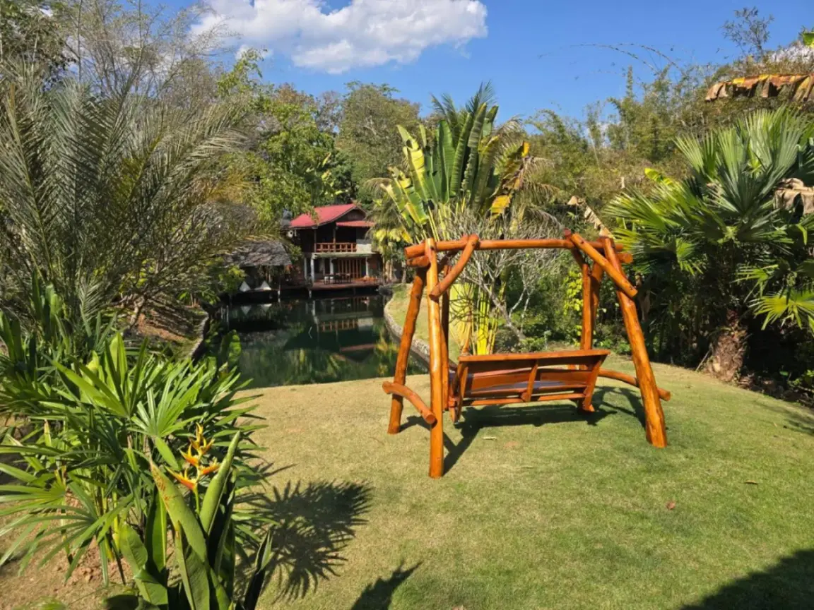 Banco columpio con vistas al estanque en Maia Residence Pai
