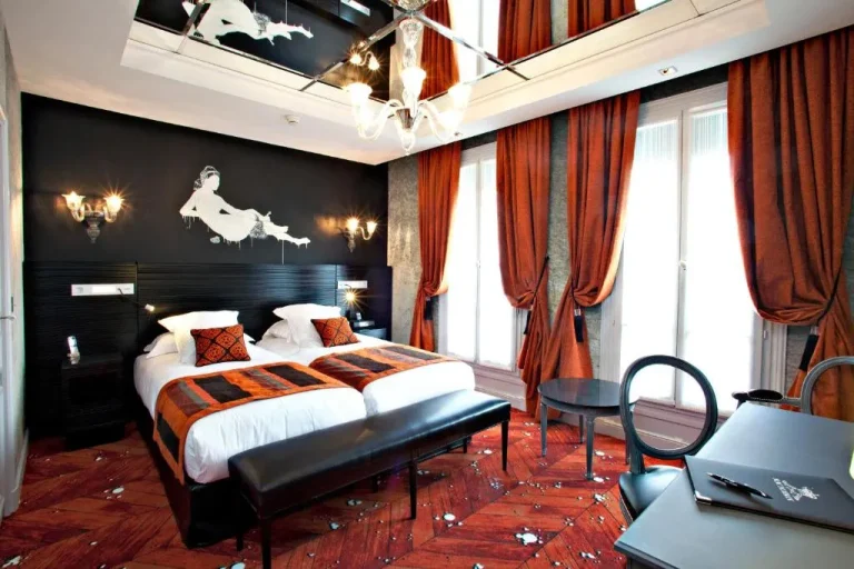 Elegant twin suite at Maison Albar - Le Champs-Elysées in Paris