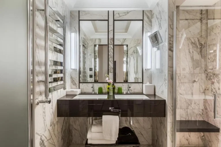 Baño de mármol en Maison Albar - Le Victoria en Niza