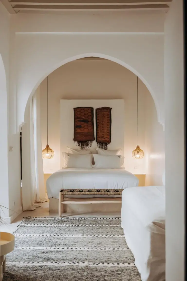 Kunstvoll dekoriertes Zimmer im Maison Dar Saada in Marrakesch