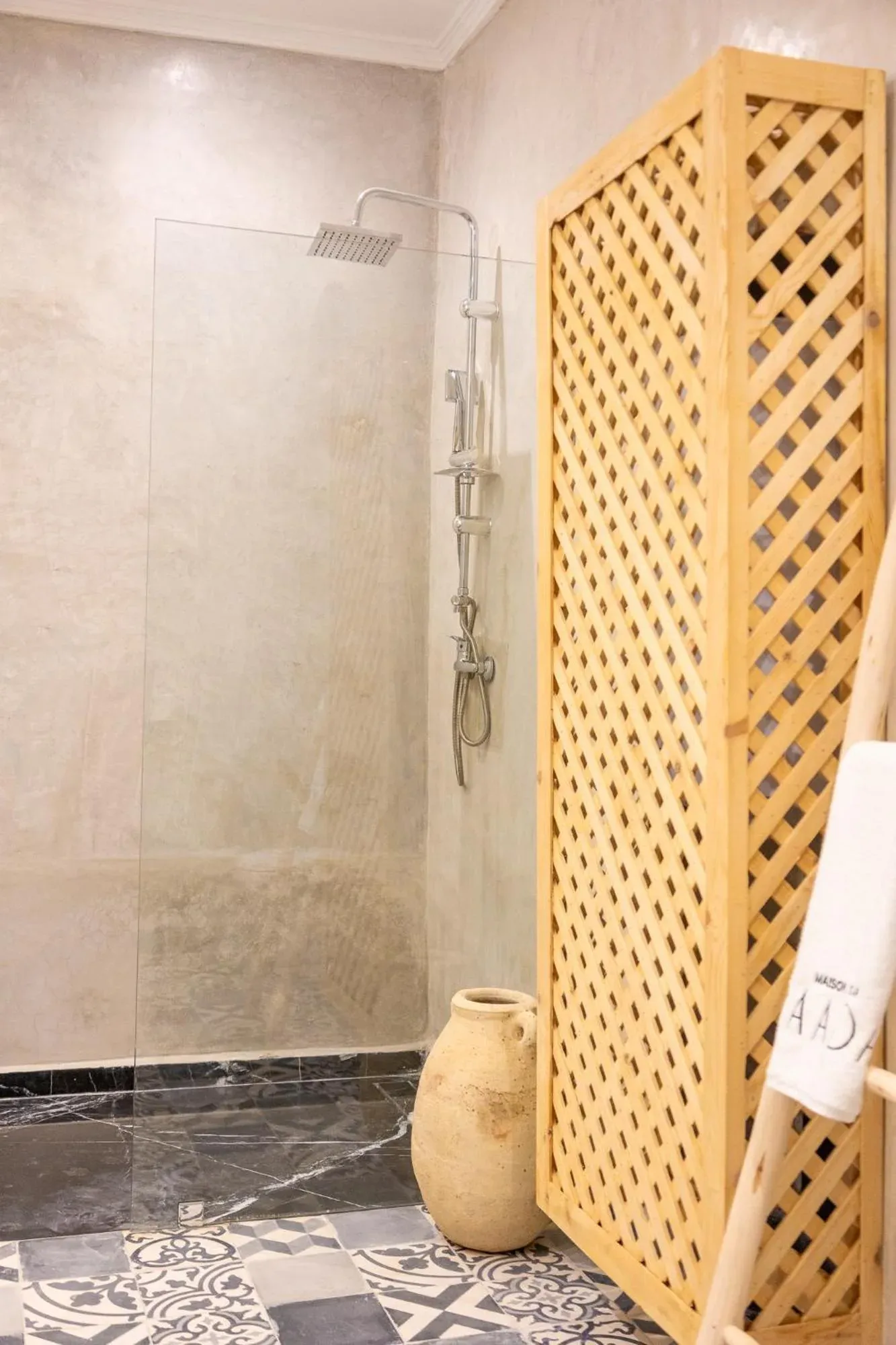Moderne Dusche im Maison Dar Saada in Marrakesch