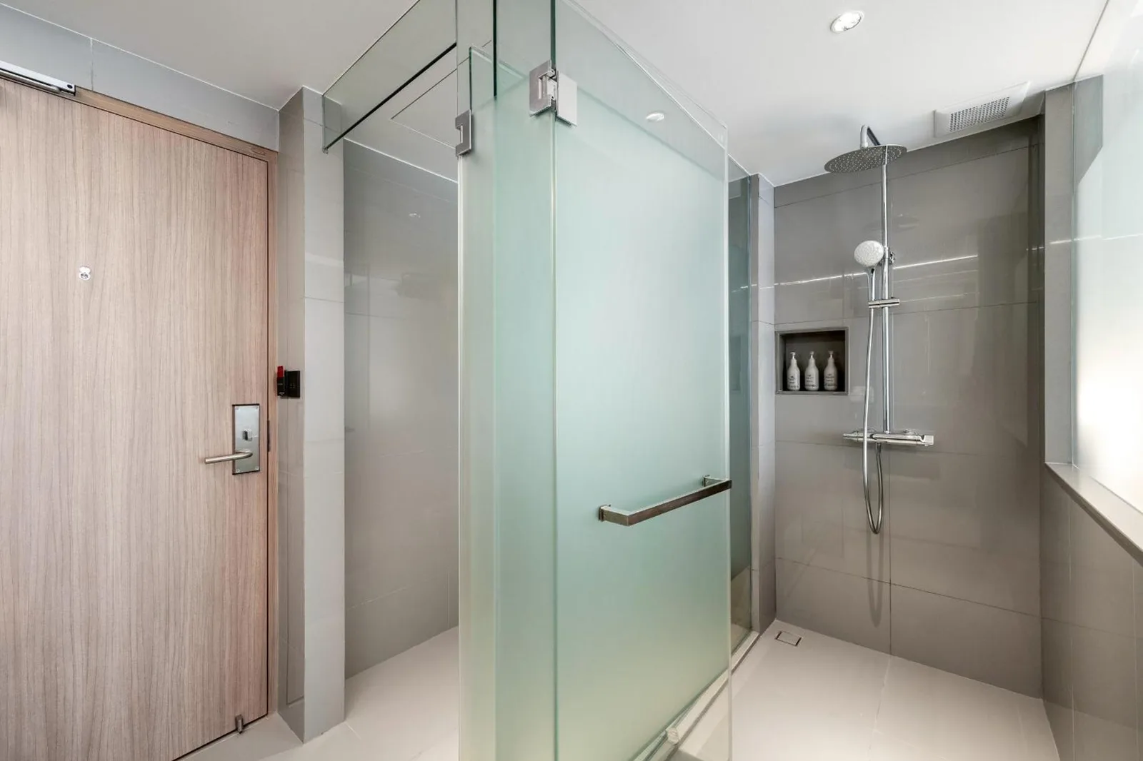 Douche de salle de bains au Maison Hotel Bangkok