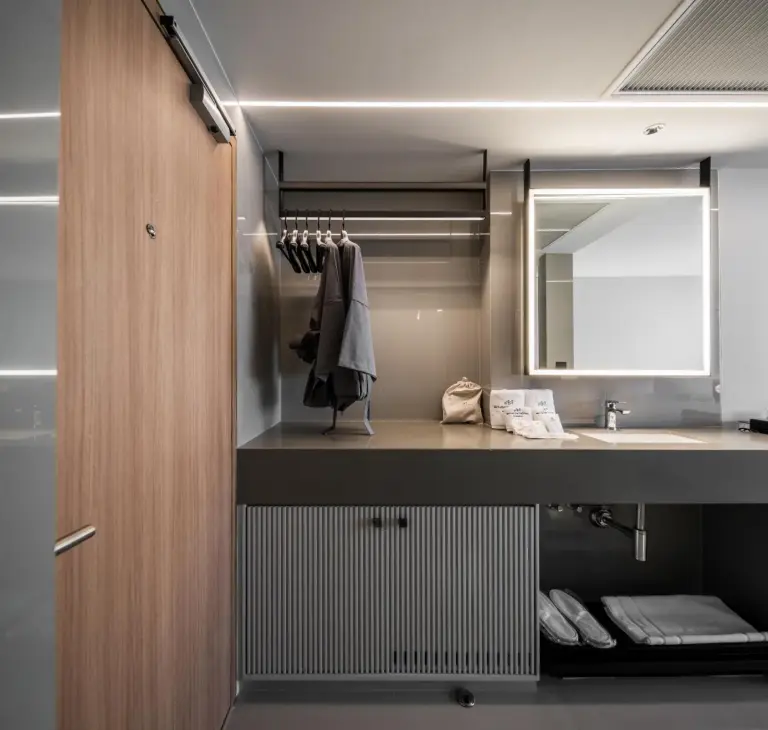 Espace armoire dans une chambre du Maison Hotel Bangkok