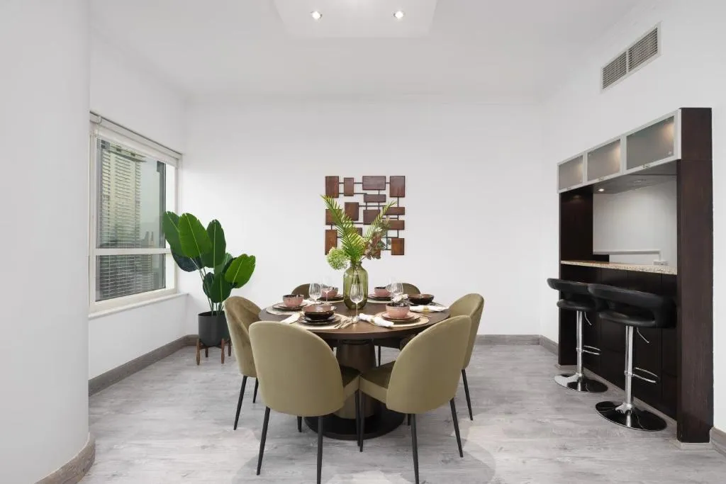 Maison Privee - Appartement de rêve avec des vues à couper le souffle sur la marina à Dubaï configuration de la table