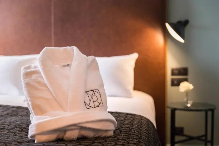 Luxuriöse Spa-Bademäntel im Maison Rouge Strasbourg Hotel & Spa, Autograph Collection