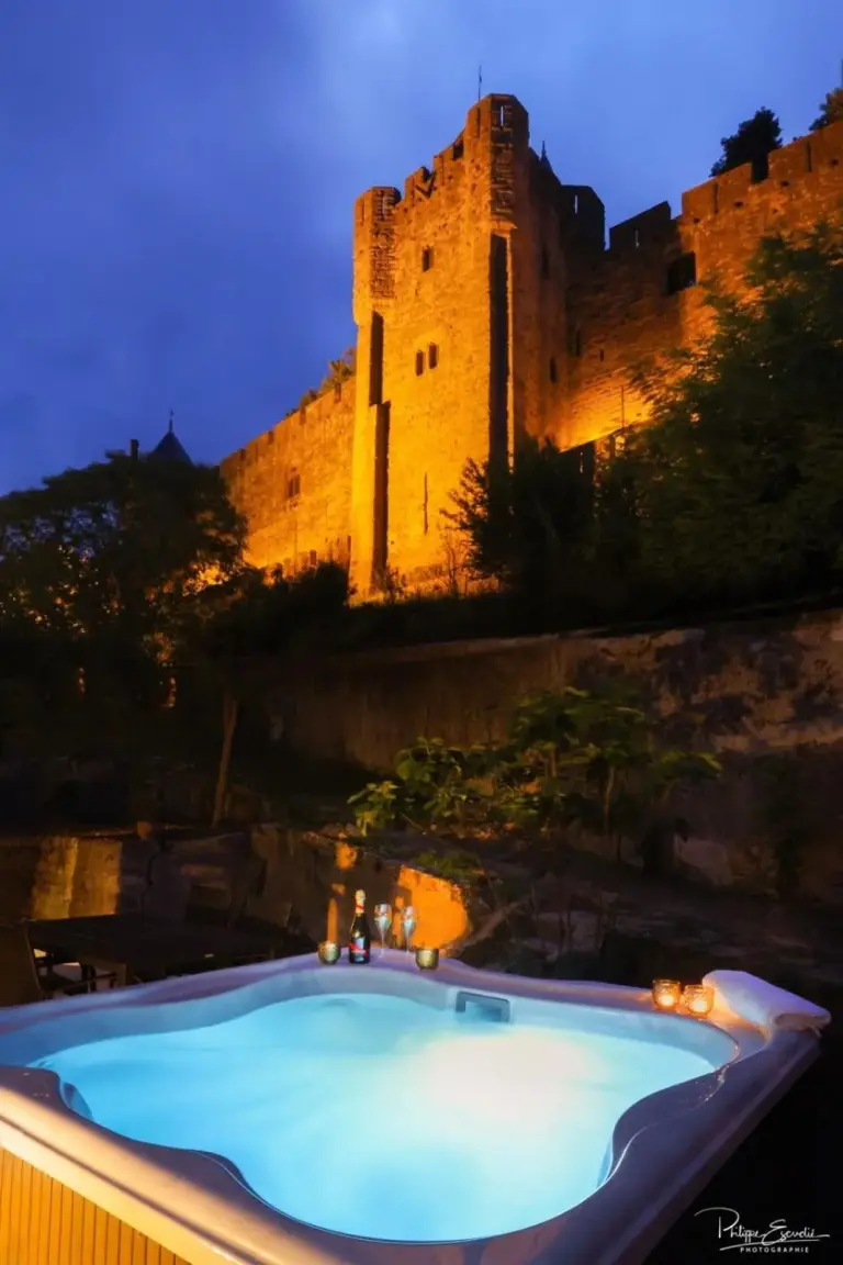 Hot tub at Maison Thérèse with castle backdrop
