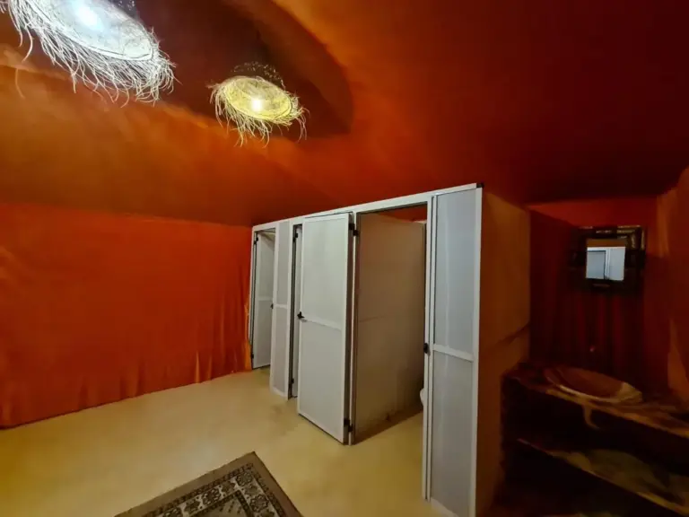 Majestic Dunes Luxury Camp – hotel en Merzouga, Marruecos – una habitación con dos frigoríficos y un techo rojo en Majestic Dunes Luxury Camp en Merzouga