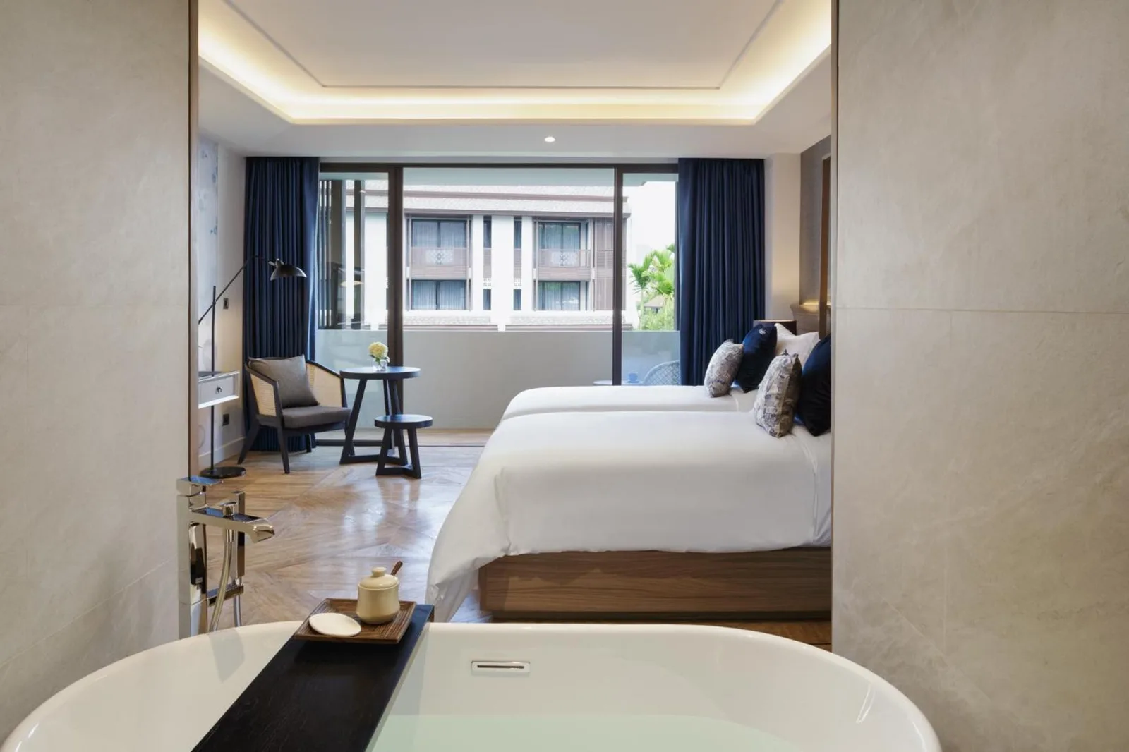 Baignoire et chambre de Maladee Rendezvous Hotel Chiang Mai