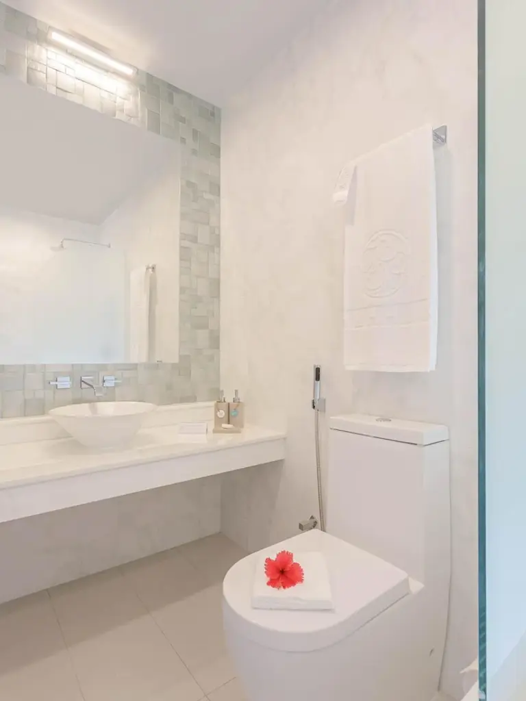 Elegantes Badezimmer im Malahini Kuda Bandos, ausgestattet für Gäste