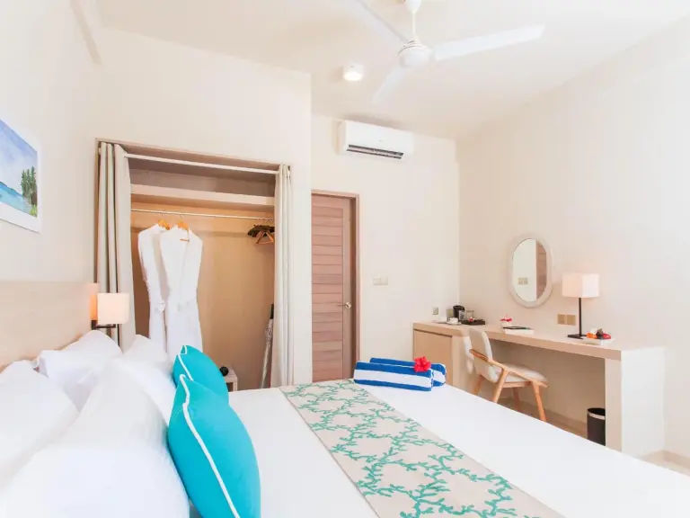 Modernes Zimmer-Setup im Malahini Kuda Bandos mit stilvollem Dekor