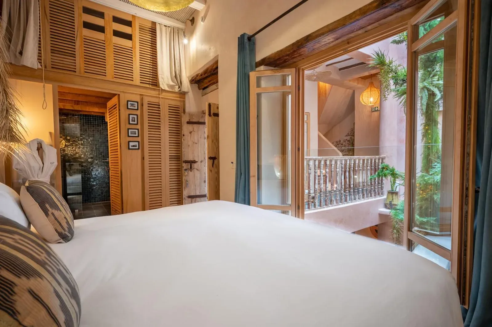 Spacious bedroom at Mama Lova Hôtel in Essaouira