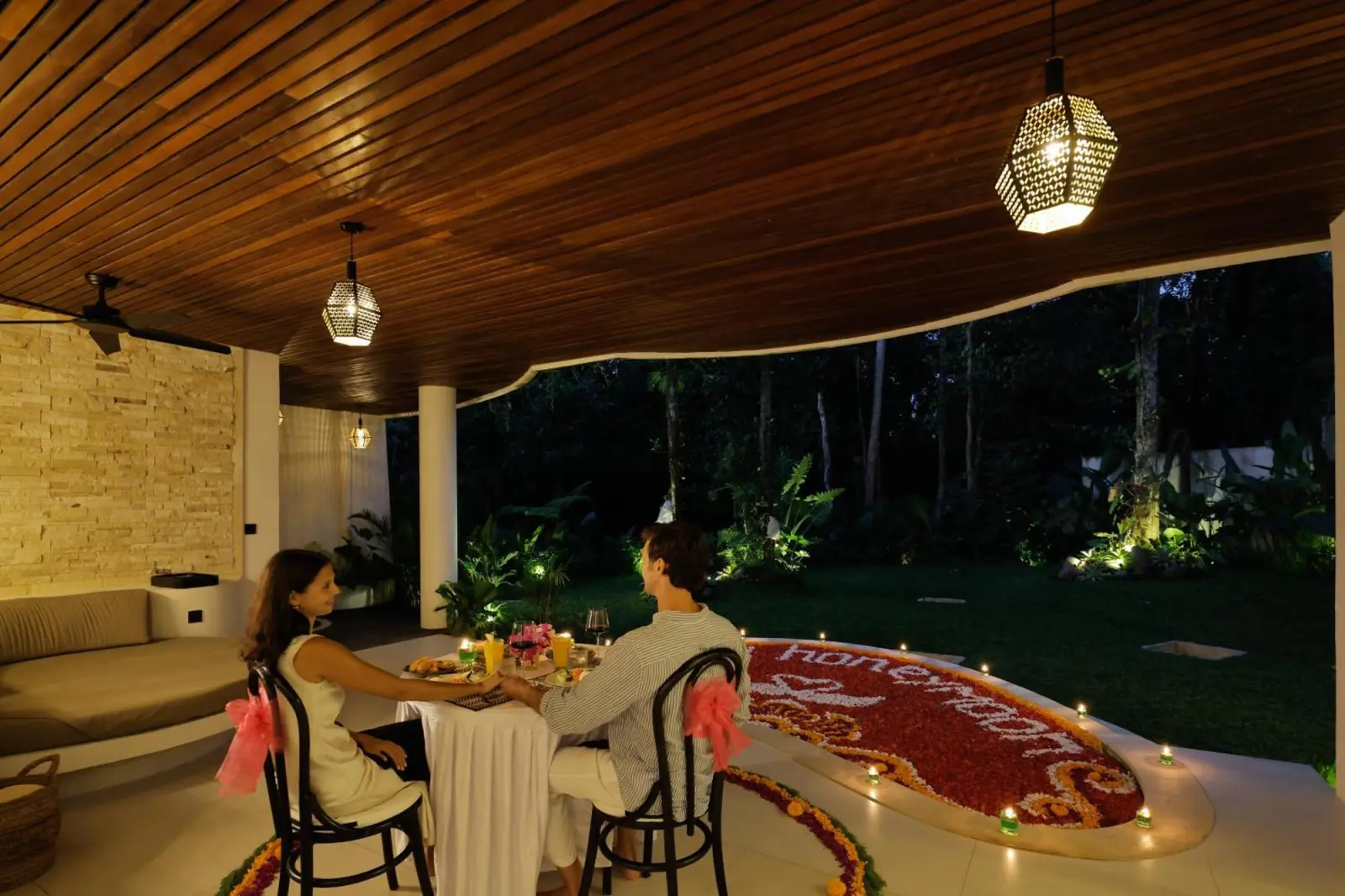 Romantische Abendessen-Einrichtung in den Mandalore Villas Ubud - Nur für Erwachsene