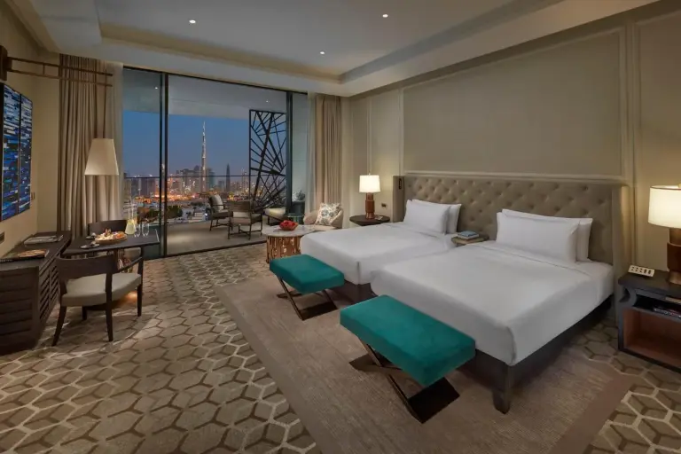 Habitación de Mandarin Oriental Jumeira, Dubai con vistas a la ciudad de noche