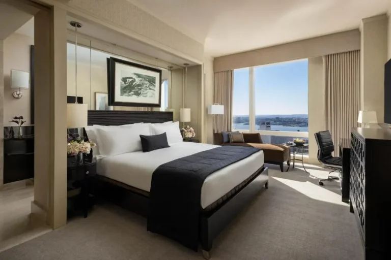 Chambre deluxe élégante avec vue sur la ville au Mandarin Oriental, New York