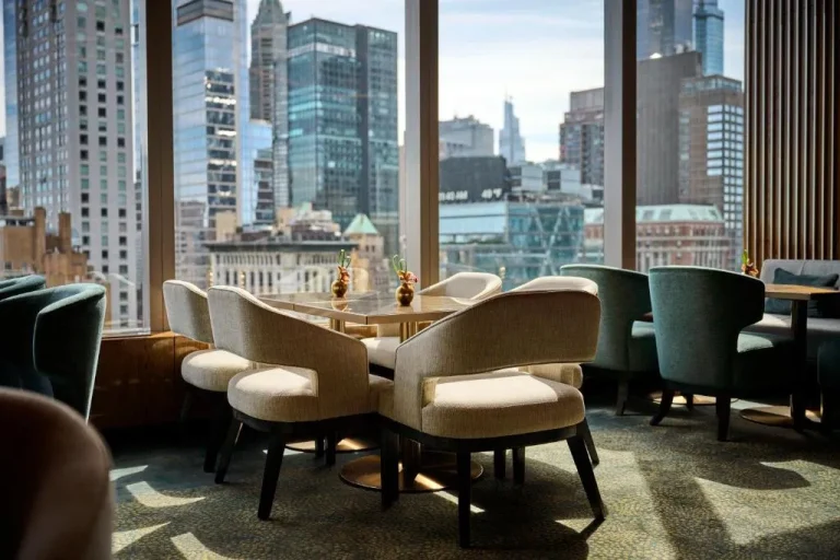 Salle à manger élégante avec vue sur la ville au Mandarin Oriental, New York
