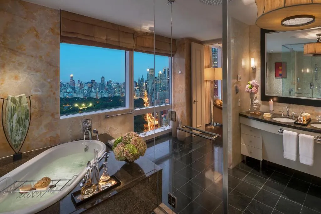Baño elegante con vistas al horizonte en el Mandarin Oriental, Nueva York