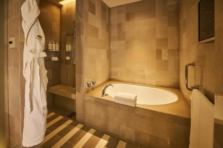 Baño con ducha y bañera en Mandarin Oriental, Tokyo