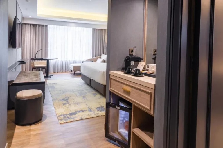 Room amenities at Mangkuluhur ARTOTEL SUITES in Jakarta