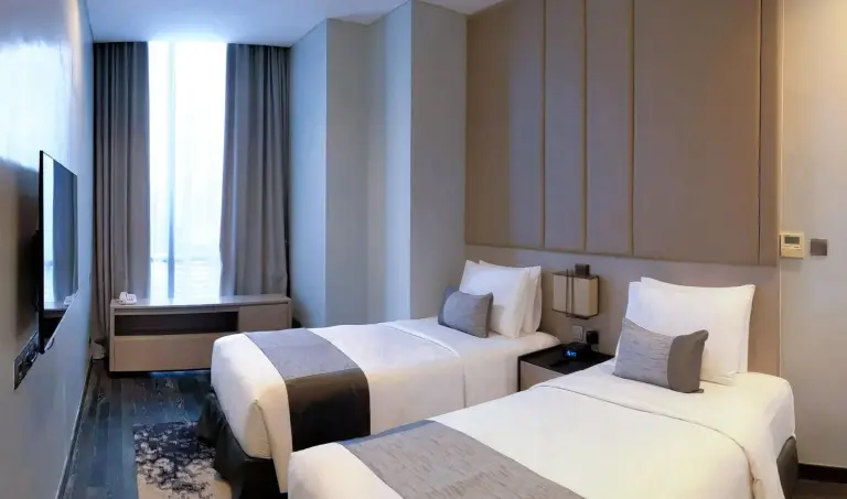 Twin Room at Mangkuluhur Residences by Lorin in Jakarta with comfortable beds