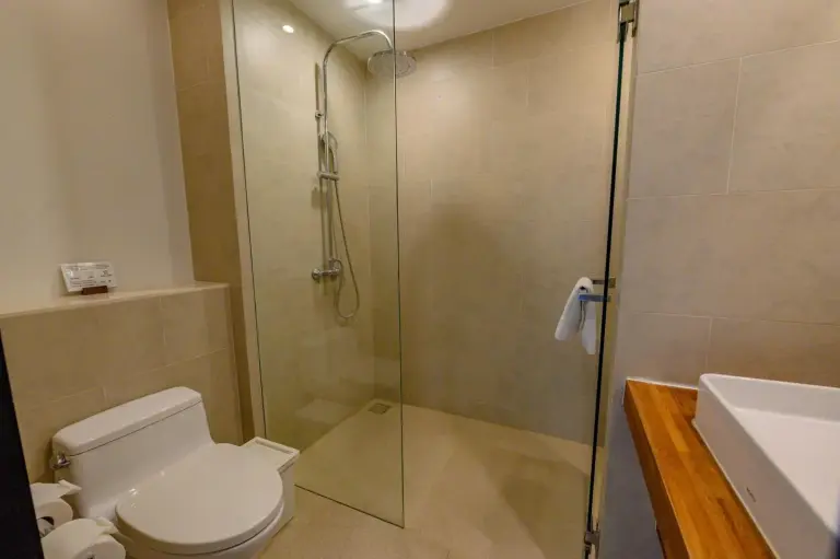 Baño en la habitación en Mantra Samui Resort - Solo para adultos en Koh Samui