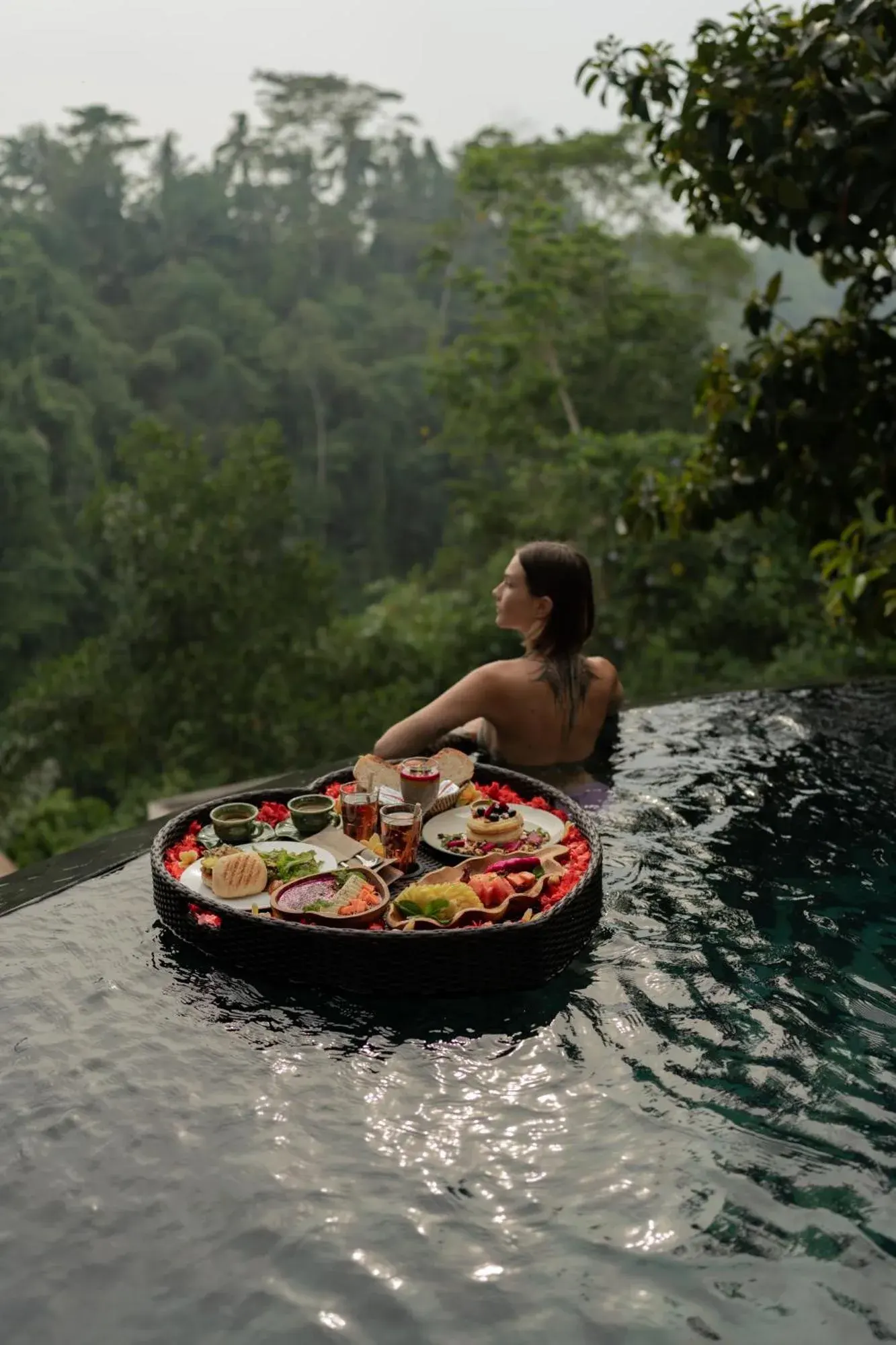 Romantic Poolside Dining