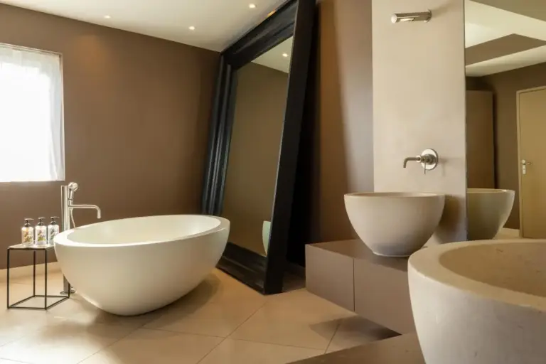 Elegantes Badezimmer im Hôtel Chouleur in Nîmes