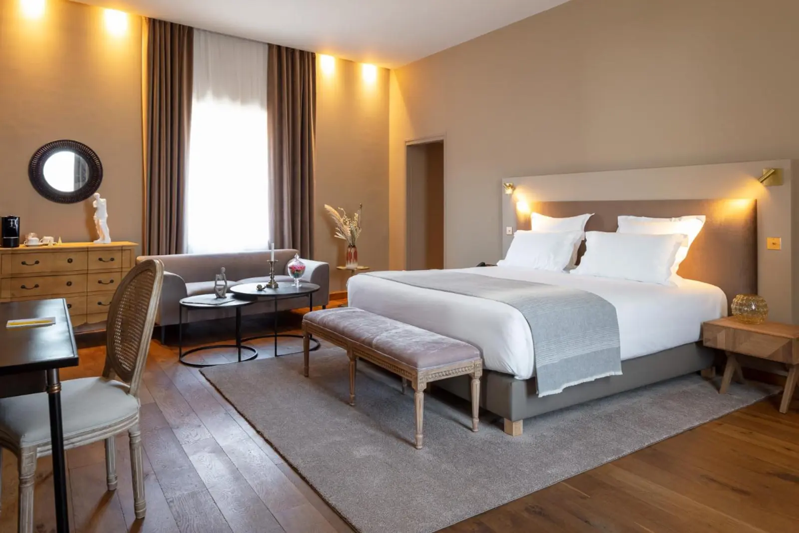 Geräumiges Schlafzimmer im Hôtel Chouleur in Nîmes