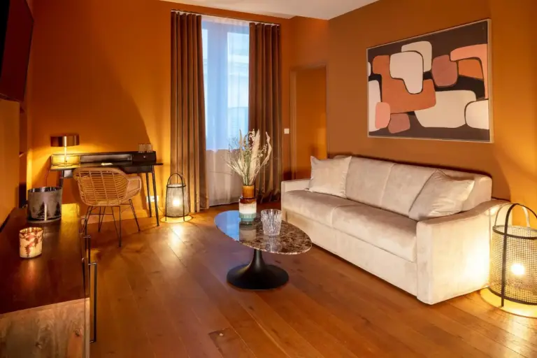 Stilvolles Wohnzimmer im Hôtel Chouleur in Nîmes