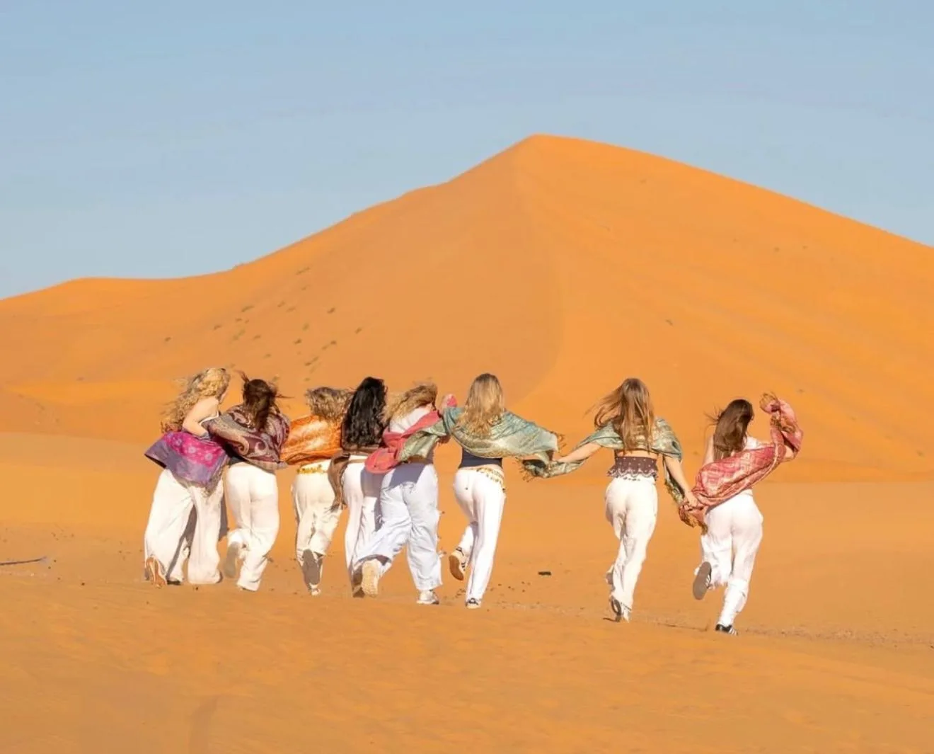 Des clients courant sur les dunes près de Maria'S Luxury Camp à Merzouga dans le désert du Sahara