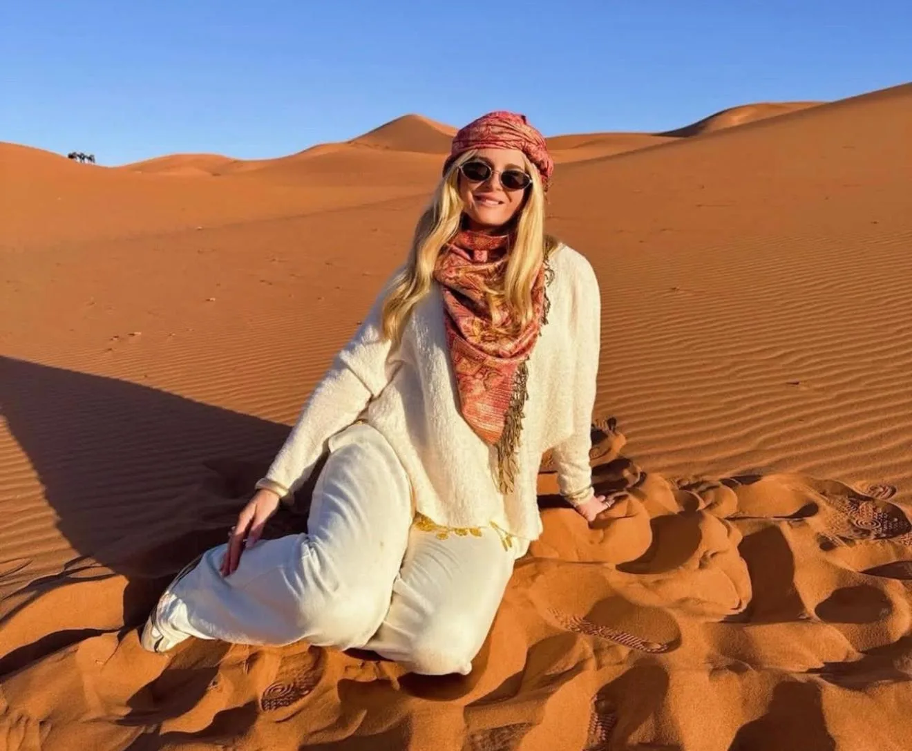 Femme posant sur les dunes de sable près de Maria'S Luxury Camp à Merzouga pendant un séjour dans le désert du Sahara