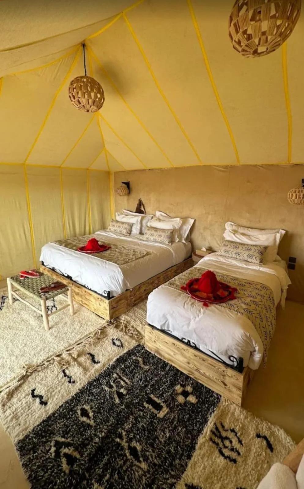 Chambre tente Twin à Maria'S Luxury Camp à Merzouga avec deux lits, un éclairage tressé et des intérieurs chaleureux du désert